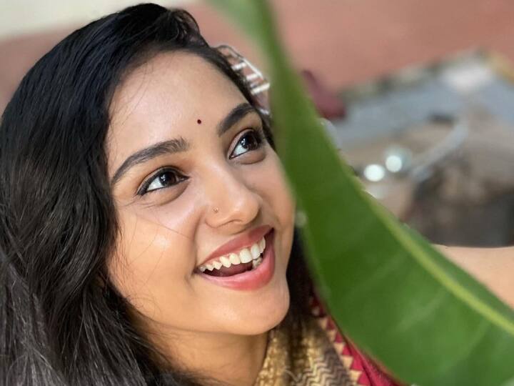 சத்யராஜ் நடிக்கும் தீர்ப்புகள் விற்கப்படும் படத்தில் நடித்துள்ளார் ஸ்ம்ருதி.
