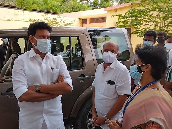 Karur district library and schools today inspected the education minister கரூர் : சுப்ரமணியன் சுவாமி கருத்துக்கெல்லாம் பதில் சொல்லமுடியாது - அமைச்சர் அன்பில் மகேஷ் பொய்யாமொழி