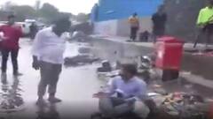 રસ્તા પર પાણી ભરાતા શિવસેનાના MLA થયા નારાજ, કોન્ટ્રાક્ટરને પાણીમાં બેસાડી તેના પર કચરો ફેંકાવ્યો