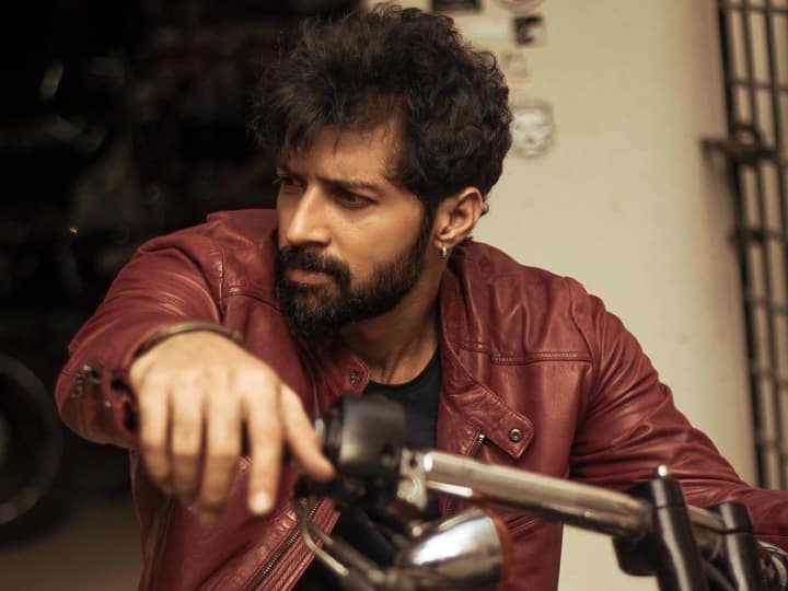 'பொதுநலன் கருதி' என்ற படத்தில் நெப்போலியன் என்ற கதாபாத்திரத்தில் முன்னணி நடிகராக நடித்தார் சந்தோஷம்.