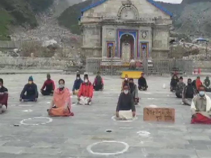 Priests sit on a silent protest outside the Kedarnath temple चार धाम देव स्थानम बोर्ड के खिलाफ तीर्थपुरोहितों का विरोध प्रदर्शन तेज, केदारनाथ मंदिर के बाहर धरने पर बैठे