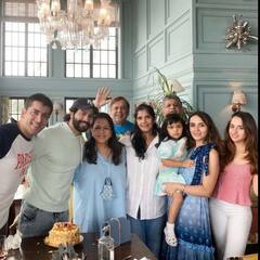 Celebration: वरुण धवन ने पूरे परिवार के साथ मनाया मां करुणा का बर्थडे, यहां देखिए Family Photo