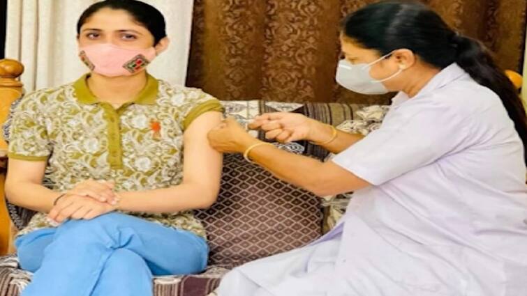 Folk singer Geeta Rabari took the corona vaccine at home કોરોના મુદ્દે લોકગાયિકા ગીતા રબારી ફસાઈ વિવાદમાં, જાણો એવું શું કર્યું કે થયા તપાસના આદેશ ?