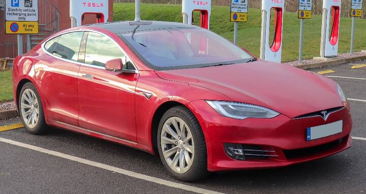 ਕੰਪਨੀ ਨੇ Tesla Model S Plaid ਵਿੱਚ 19 ਇੰਚ ਦੇ ਪਹੀਏ ਦਿੱਤੇ ਹਨ, ਹਾਲਾਂਕਿ ਗਾਹਕ 21 ਇੰਚ ਦੇ ਪਹੀਏ ਵੀ ਚੁਣ ਸਕਦੇ ਹਨ। ਇਹ ਤੇਜ਼ ਕਾਰ ਇਕੋ ਚਾਰਜ ਵਿੱਚ 627 ਕਿਲੋਮੀਟਰ ਤੱਕ ਦੀ ਰੇਂਜ ਦਿੰਦੀ ਹੈ। ਕੰਪਨੀ ਦਾ ਦਾਅਵਾ ਹੈ ਕਿ ਕਾਰ ਦੇ ਸੁਪਰਚਾਰਜ ਇਸ ਨੂੰ ਸਿਰਫ 15 ਮਿੰਟਾਂ ਵਿੱਚ 300 ਕਿਲੋਮੀਟਰ ਤੱਕ ਚਾਰਜ ਕਰ ਸਕਦੇ ਹਨ।