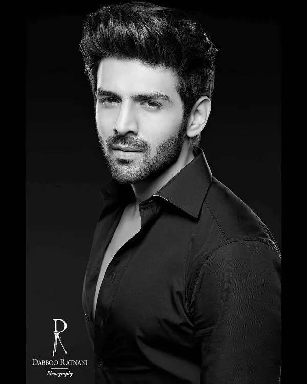 कार्तिक आर्यन ने भी डब्बू रतनानी के कैलेंडर के लिए फोटोशूट करवाया. वह इसमें काफी हैंडसम दिखाई दे रहे हैं.