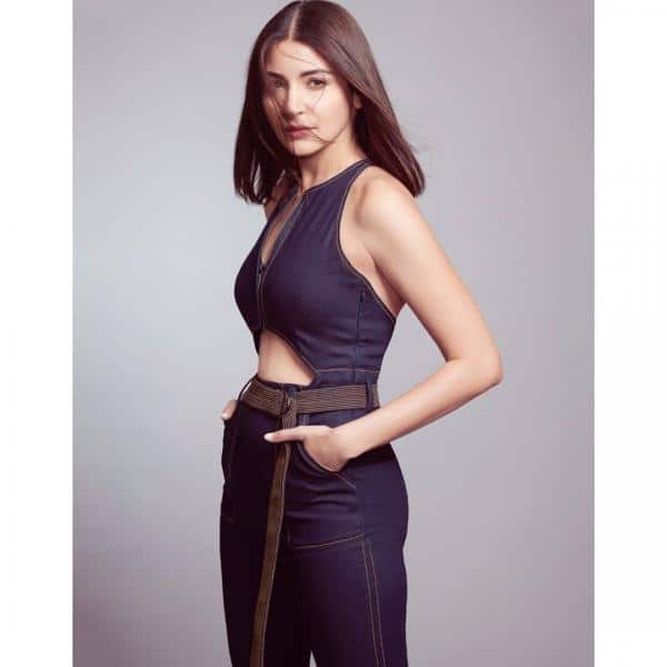 Anushka Sharma- इस डेनिम जंपसूट के साथ अनुष्का शर्मा ने एक रेट्रो वाइब दी. जंपसूट में वाइड-लेग बॉटम और फ्रंट कट आउट था. वहीं, एक लंबी बेल्ट ने आउटफिट को नया अंदाज़ दिया.