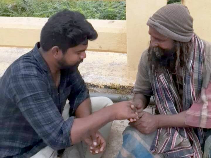 Dindigul Youth Rehabilitates Mental Health Victims சாலையில் சுற்றித்திரியும் மனநலம் பாதிக்கப்பட்டவர்களை குடும்பத்துடன் சேர்க்கும் இளைஞர் குழுவினர்...!