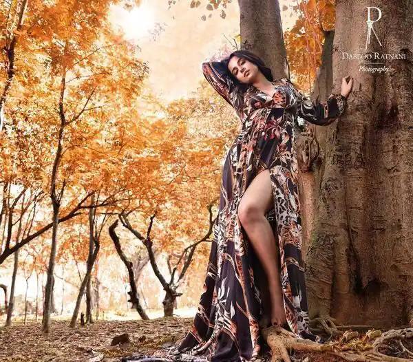 बॉलीवुड एक्ट्रेस विद्या बालन कैलेंडर के लिए फोटोशूट में अपना स्टाइलिश अवतार दिखाते हुए सभी स्टीरियोटाइप को तोड़ा है. उन्होंने ब्लैक प्रिंटेड साइड स्लिट गाउन पहना है और एक पेड़ के साथ खड़े होकर पोज दे रही हैं.