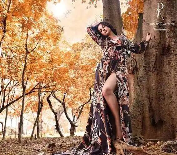 बॉलिवूड अभिनेत्री विद्या बालनने कॅलेंडरसाठी फोटोशूटमध्ये स्टाईलिश अवतार दाखवून सर्व रूढी परंपरा मोडल्या आहेत. तिने ब्लॅक प्रिंट केलेला साइड स्लिट गाऊन घातला आहे आणि झाडासोबत पोझ देत आहे.