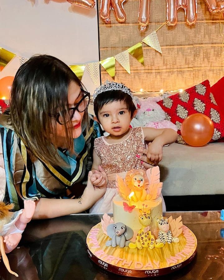 মেয়ের জন্মদিনের আয়োজন বাড়িতেই করলেন অভিনেত্রী।