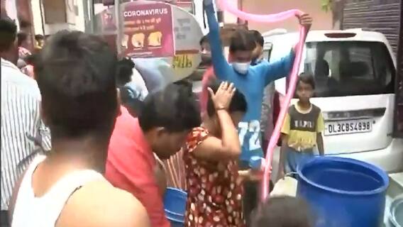 Delhi में पानी की किल्लत बरकरार, कोरोना के डर के बाद भी लोग टैंकर के पास भीड़ लगाने को मजबूर