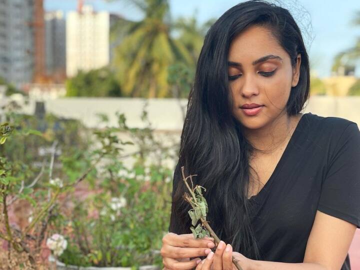 மூக்குத்தி அம்மன் திரைப்படத்தில் RJ பாலாஜியின் தங்கையாக நடித்தார் ஸ்ம்ருதி.