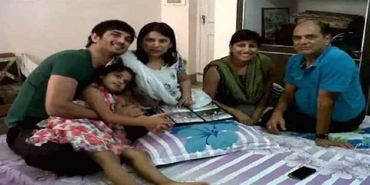 সুশান্তের মৃত্যু হলেও, নিজের কাজের জন্য সুশান্ত চিরকাল ফ্যানেদের হৃদয়ে থাকবেন। এই ছবিতে সুশান্তকে নিজের বোন ও বাবা-মায়ের সঙ্গে দেখা যাচ্ছে।
