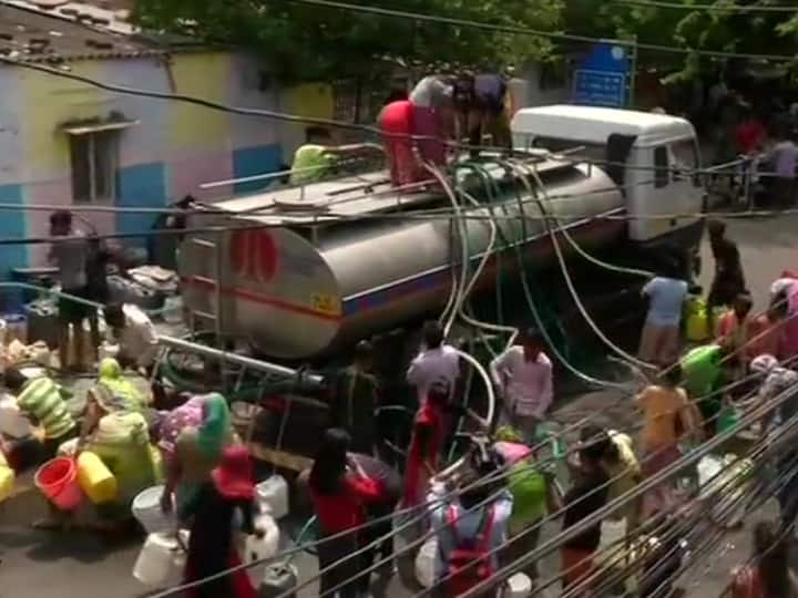 Water Crisis In Delhi AAP Govt Draws Flak After Viral Video Shows Women Climbing Atop NDMC Tanker Delhi Water Crisis: Women Climb Atop Water Tanker; Citizens Put Onus On Kejriwal Govt, BJP