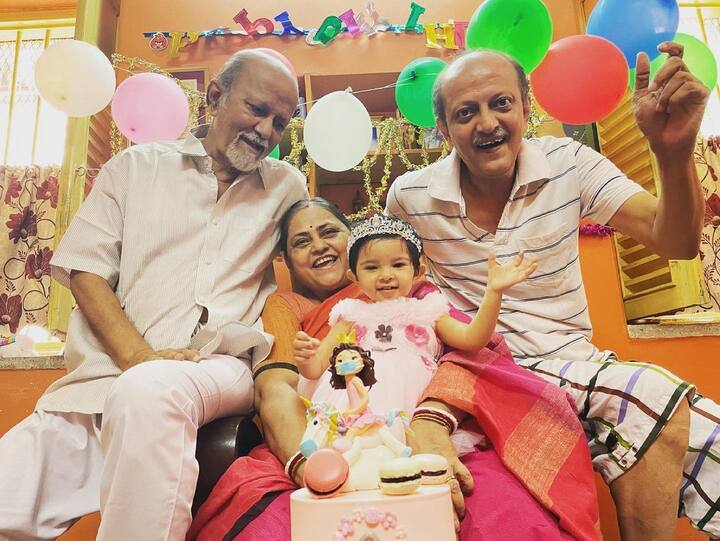রাজ্য় কার্যত লকডাউন তাই পরিবারের সদস্য়দের সঙ্গেই বিশেষ এই দিনটি সেলিব্রেট করলেন কণীনিকা।