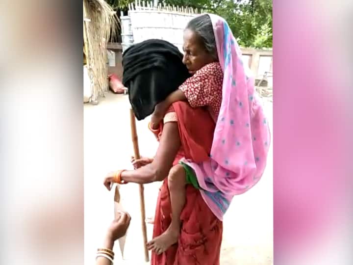 ambulance not found in gopalganj daughter carried her mother on her back and took her to the hospital ann बिहारः एंबुलेंस नहीं मिली तो मां को पीठ पर बैठाकर अस्पताल ले गई बेटी, 3 किलोमीटर पैदल चली