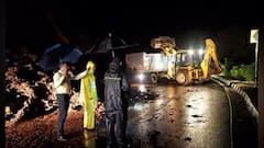 मुंबई-गोवा महामार्गावर नडगिवे घाटातल्या खारेपाटणजवळ दरड कोसळली, एकेरी मार्गाने वाहतूक सुरु