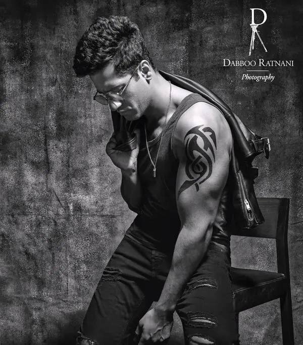 विक्की कौशल ने साल 2021 के कैलेंडर के लिए फोटोशूट करवाया है. इसमें वह स्लीवलेस टी और इसकी मैचिंग की डिस्ट्रेस्ड जींस पहने हुए हैं. उन्होंने अपने कंधे पर लेदर का जैकेट रखा हुआ है और चश्मा पहना हुआ है.