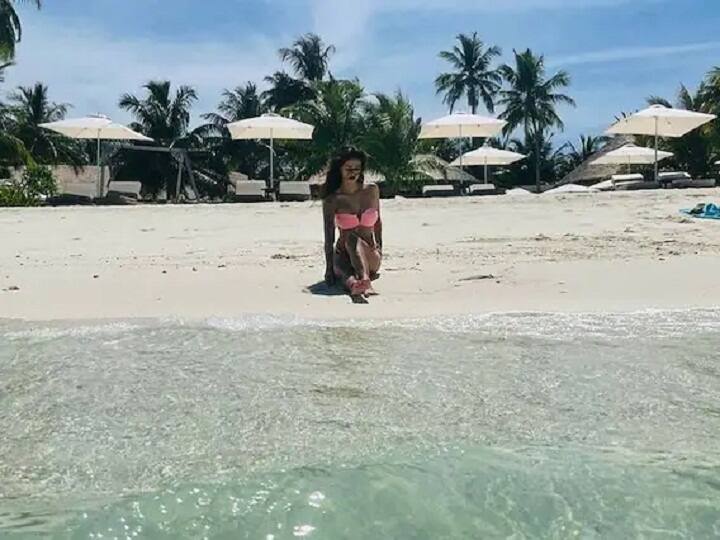 Birthday Girl Disha Patani Shares A Stunning Beach Pic goes viral Disha Patani ने ग्लैमरस लुक में शेयर की तस्वीर, बीच किनारे चिल करती आईं नजर