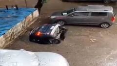 મુંબઇના ઘાટકોપરમાં કૂવા પરનો સ્લેબ તૂટતા કાર કૂવામાં ખાબકી, જુઓ વીડિયો