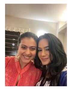 Kajol Devgn Photos: মেয়ে নাইসা ও শাশুড়ির সঙ্গে ক্যামেরার সামনে হাসিখুশি কাজল