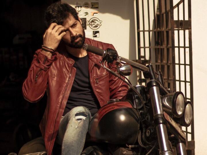 தனது முதல் படத்திலேயே சிறந்த நடிகர் என்ற பெயரை பெற்றார் சந்தோஷ்.