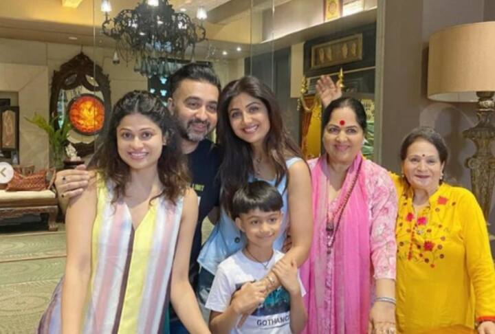 बॉलीवुड में लंबा सफर तय करने वाली शिल्पा शेट्टी का मुंबई के जुहू में एक शानदार बंगला है, जिसका नाम 'किनारा' है. देश में लगे लॉकडाउन के टाइम शिल्पा अक्सर अपने पति राज कुंद्रा, बेटे वियान और बेटी समीषा के साथ यहां मस्ती करते हुए दिखाई दी थी.