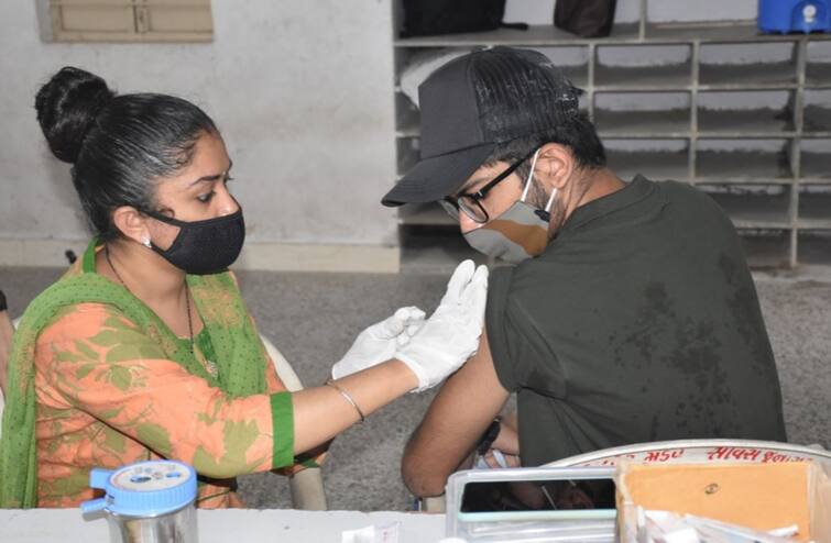 Corona Vaccination: Gujarat crosses two crore doses becomes third state in India Corona Vaccination: ગુજરાતમાં રસીકરણનો આંકડો બે કરોડને પાર, જાણો કયા શહેરના લોકોએ લીધી સૌથી વધુ રસી