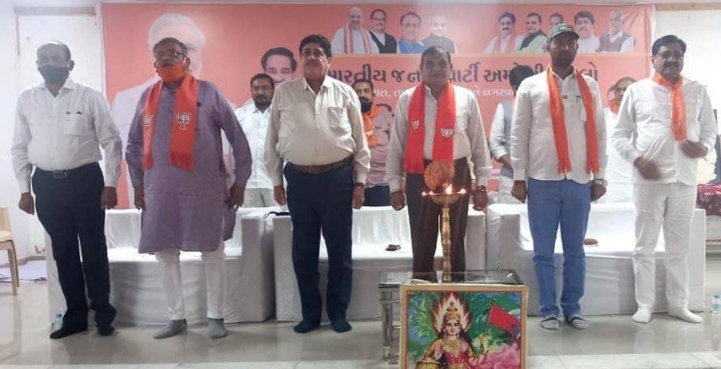 Gujarat: Dhari MLA J mobile phone hacked and sent vulgar pictures સૌરાષ્ટ્રના ભાજપના ધારાસભ્યના ફોનમાંથી અશ્લીલ ફોટા થયા ગ્રુપમાં થયા પોસ્ટ ને......