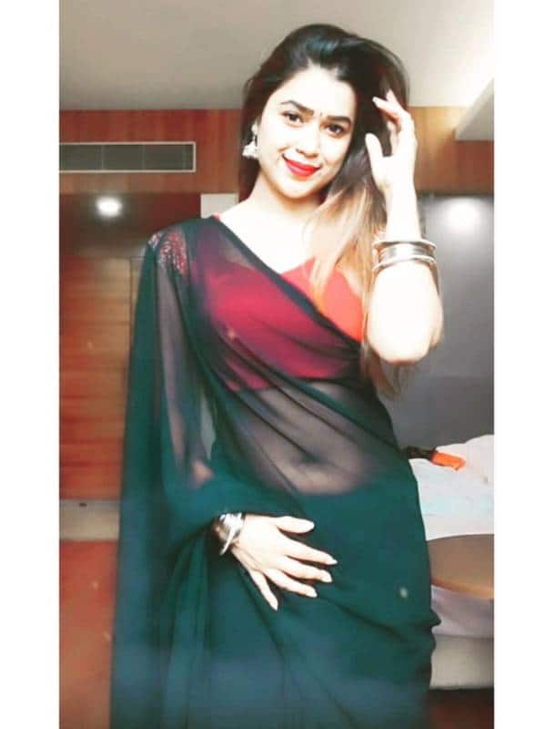 भोजपुरी एक्ट्रेस डिंपल सिंह एक फिल्म के लिए 2 लाख रुपए लेती हैं.