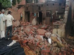 Etah में तेज बारिश से गिरा घर का लेंटर, हादसे में मां-बेटी की मौत