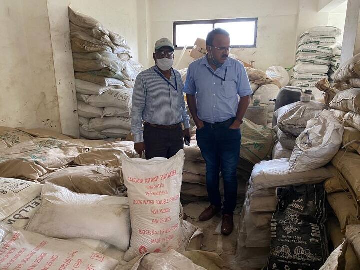 Unlicensed fertilizer worth Rs 21 lakh seized in Sangli action of Bharari Squad of Agriculture Department सांगलीत 21 लाखांचे विनापरवाना खत जप्त; कृषी विभागाच्या भरारी पथकाची कारवाई, संबंधितावर गुन्हा दाखल