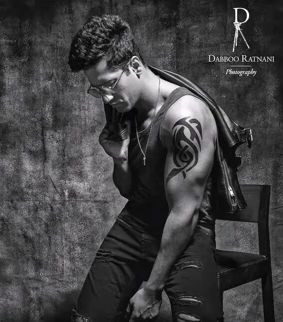 विकी कौशलने वर्ष 2021 च्या कॅलेंडरसाठी एक फोटोशूट केले आहे. यात त्याने स्लीव्हलेस टी आणि मॅचिंग डिस्ट्रेस्ड जीन्स घातली आहे. त्याच्या खांद्यावर लेदर जॅकेट आहे आणि चष्मा घातलेला आहे.