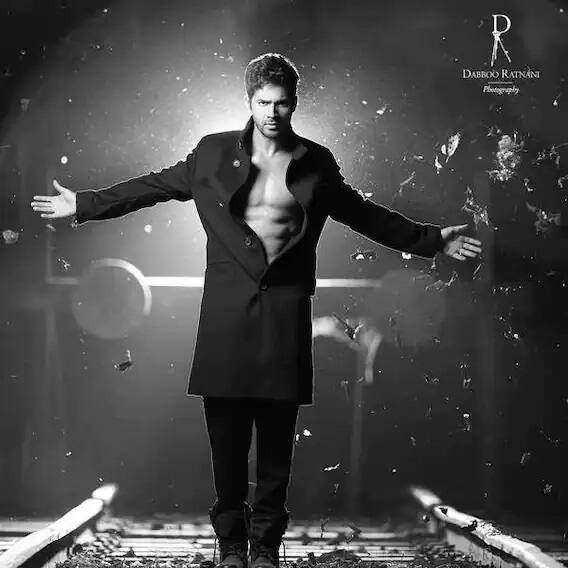 वरूण धवनने एकदम हटके पोजमध्ये फोटोशूट केले आहे. तो रेल्वे रुळावर उभा असून त्याच्या मागे ट्रेनचा चमकदार प्रकाश दिसत आहे.