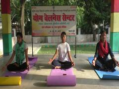 कोरोना संक्रमित और होम आइसोलेशन में रह रहे मरीजों को सिखाया जा रहा है योग, आयुष विभाग कर रहा है सहयोग 