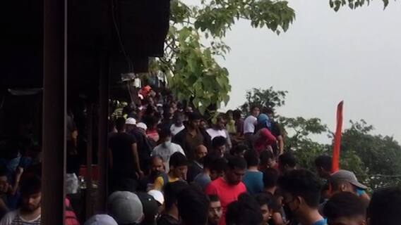 Pune Unlock होताच पर्यटकांची सिंहगडावर तुफान गर्दी, पर्यटन स्थळांवर बंदी असतानाही कोरोना नियम पायदळी