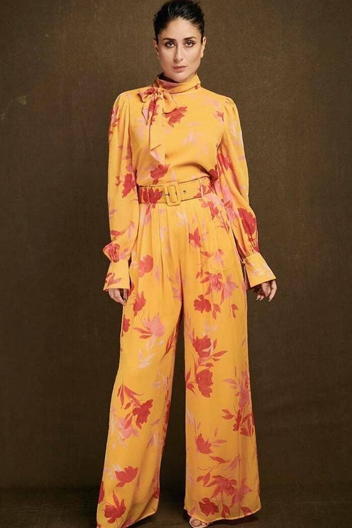 Kareena Kapoor Khan- करीना कपूर खान इस यैलो प्रिंटेड जंपसूट में सूरज की किरण की तरह लग रही हैं. फुल-स्लीव जंपसूट में रेड और पिंक कलर के फूलों का प्रिंट था. करीना ने मैचिंग बेल्ट के साथ अपने जंपसूट को स्टाइल किया.