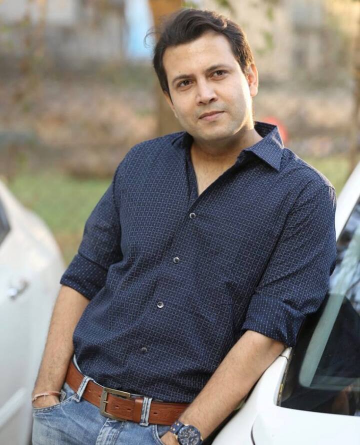 एक्ट्रेस श्वेता तिवारी ने अपने दूसरे पति अभिनव कोहली के खिलाफ छेड़छाड़ का मामला दर्ज कराया था. इसके बाद पुलिस ने उन्हें हिरासत में लिया था. श्वेता ने आरोप लगाया कि अभिनव ने उनकी गैरमौजूदगी में उनकी बेटी पलक तिवारी के साथ अभद्र भाषा का इस्तेमाल किया. हालांकि, अभिनव कोहली ने इन आरोपों को ख़ारिज कर दिया था.