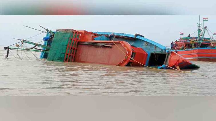 Dead bodies of 2 more fishermen recovered, death toll in boat capsize incident at Haldi river reaches 3 উদ্ধার আরও ২ মৎস্যজীবীর দেহ, হলদী নদীতে ট্রলারডুবির ঘটনায় মৃত্যু বেড়ে ৩, এখনও নিখোঁজ ১