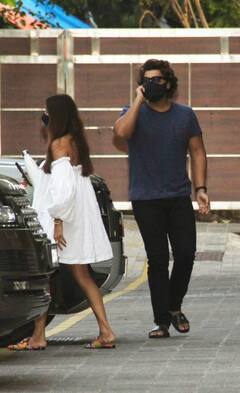 PICS: ब्वॉयफ्रेंड अर्जुन कपूर के साथ बेहद हॉट अंदाज में घूमती दिखीं मलाइका अरोड़ा, छोटी ड्रेस की हो रही है खूब चर्चा