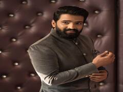 Actor Santhanam Pics: : சத்தம் போடாத இது சந்தானம் ஸ்டில்ஸ்