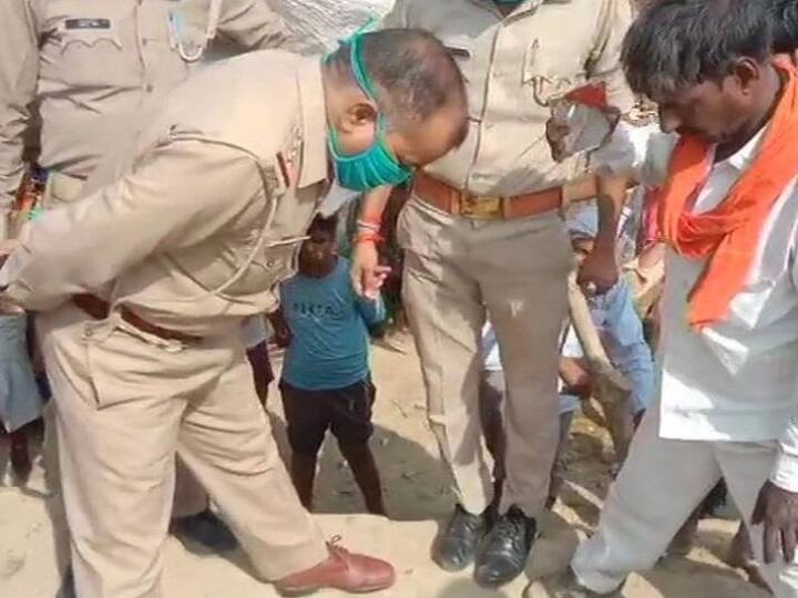 Agra: A 5 year old child fell into a borewell in Dhariyai village of Fatehabad, rescue operation is underway आगरा: 150 फुट गहरे बोरवेल में गिरा पांच साल का बच्चा, रेस्क्यू ऑपरेशन जारी