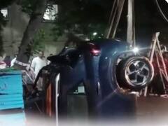 Mumbai: हैरतअंगेज तरीके से जमीन के अंदर समाई कार को निकाला गया, 12 घंटों की मशक्कत के बाद बाहर आई