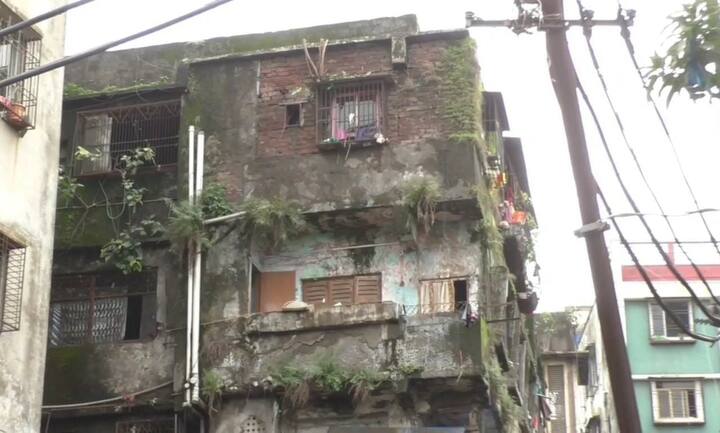 घरे कुणाच्या विश्वासावर खाली करावे हा प्रश्न नागरिकांना पडला आहे.   भिवंडी शहरात जुन्या व धोकादायक अनधिकृत इमारती मोठ्या प्रमाणावर असून अशा इमारतींमध्ये  कामगार कुटुंबीय राहत असून या इमारतींचे व जमिनीचे मालक बहुतांश करून वेगवेगळे असल्याने व त्या इमारतींच्या गृहनिर्माण संस्था नसल्याने या इमारतीमधील फ्लॅट्स धारकांच्या नावे होत नाहीत. त्यामुळे आपला हक्क जाईल या भीतीने नागरीक घर खाली करीत नाहीत तर पालिका प्रशासनास हाताशी धरून काही ठिकाणी जमीन मालक इमारत खाली करण्यासाठी इमारत धोकादायक ठरवून कारवाई करण्यास भाग पाडत असल्याचे बोलले जात आहे.यामुळे भोगवटा पंचनामा मिळाला तरी घर पुन्हा मिळेल की नाही? ही शंका असल्याने अशा इमारतीमध्ये नाईलाजास्तव कुटुंबीय राहत आहेत.त्यामुळे धोकादायक इमारतींमधील घर कोणाच्या विश्वासावर खाली करावं हा प्रश्न या कुटुंबियांना सतावत आहे.