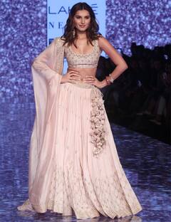 Kiara Advani से  Shraddha Kapoor तक,  पिंक लहंगा में कहर ढ़ा रही हैं ये 5 हसीनाएं