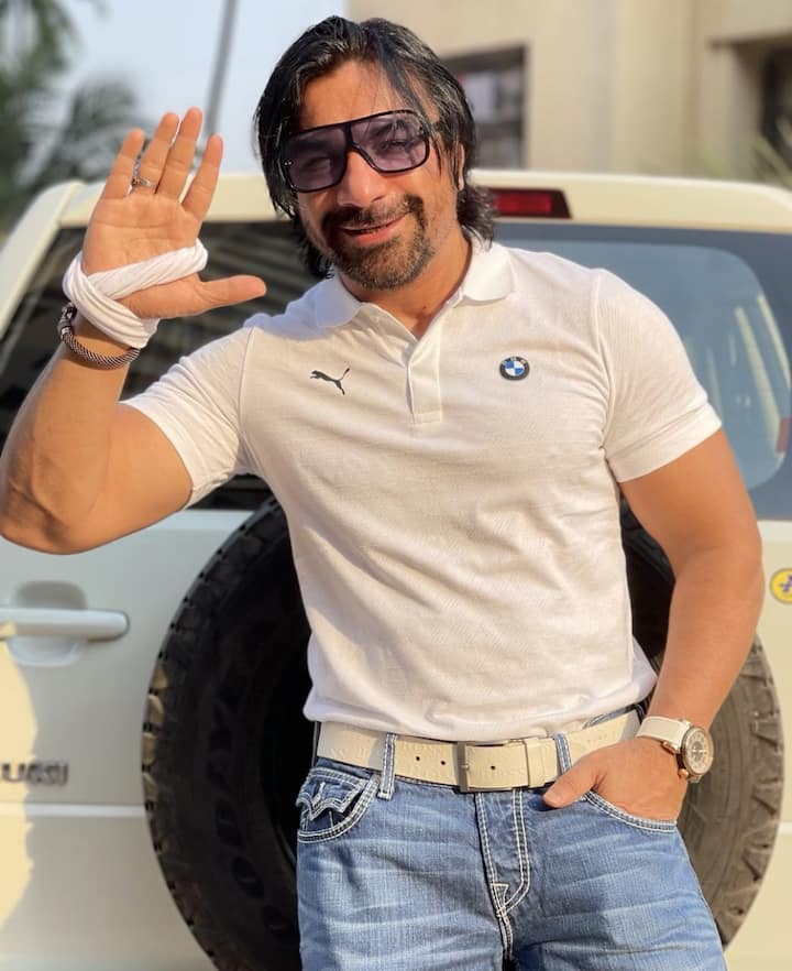 बिग बॉस फेम एजाज खान को एनसीबी ने उनके घर पर ड्रग्स मिलने के बाद हिरासत में लिया था. अभिनेता को राजस्थान से आने पर मुंबई हवाई अड्डे से हिरासत में ले जाया गया था.