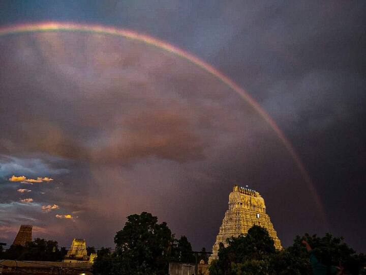 காஞ்சி கோயிலின் கோபுரத்தை சூழ்ந்த வானவில்