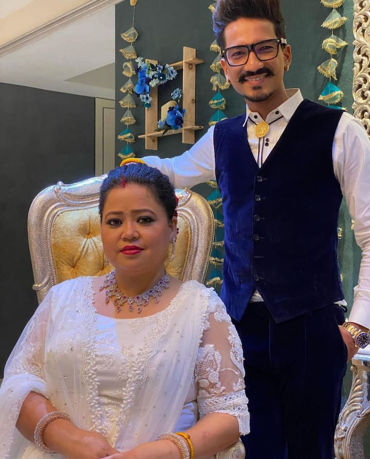 भारती सिंह और हर्ष लिंबाचिया को उनके घर में 86.5 ग्राम नशीला पदार्थ रखने के आरोप में गिरफ्तार किया गया था. दंपति ने नारकोटिक्स कंट्रोल ब्यूरो (एनसीबी) के सामने नशीला पदार्थ का सेवन करने की बात स्वीकार की थी. वे अब रिहा हो चुके हैं और रियलिटी शो को होस्ट कर रहे हैं.