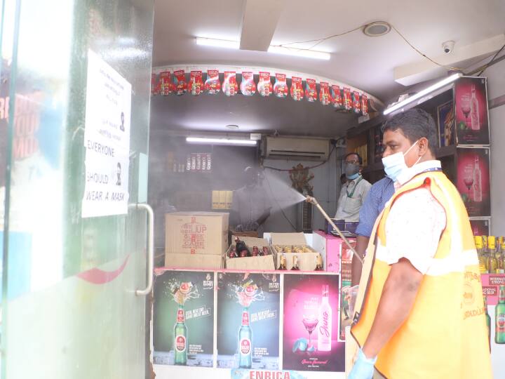 டாஸ்மாக் கடையை சுத்தம் செய்யும் சுகாதார துறை ஊழியர்