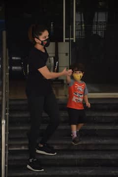 SPOTTED: मुंबई में अपने ऑफिस के बाहर बच्चों संग नज़र आईं सनी लियोनी, देखें तस्वीरें